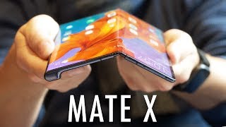 Jai testé le smartphone pliable de Huawei  Mate X [upl. by Ancilin796]