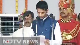 Tej Pratap Yadav Lalu Yadavs debutant son repeats oath after flub [upl. by Tomaso]